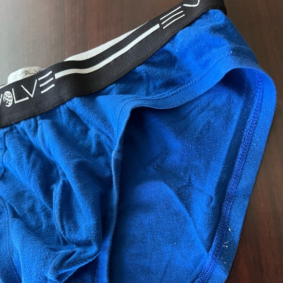 Volv - Picture 3 of 5